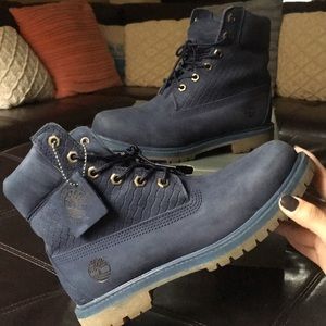 Women’s Navy Timberland Boots!